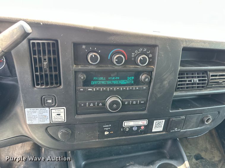 image for item EJ7054 2016 GMC Savana G3500 box truck