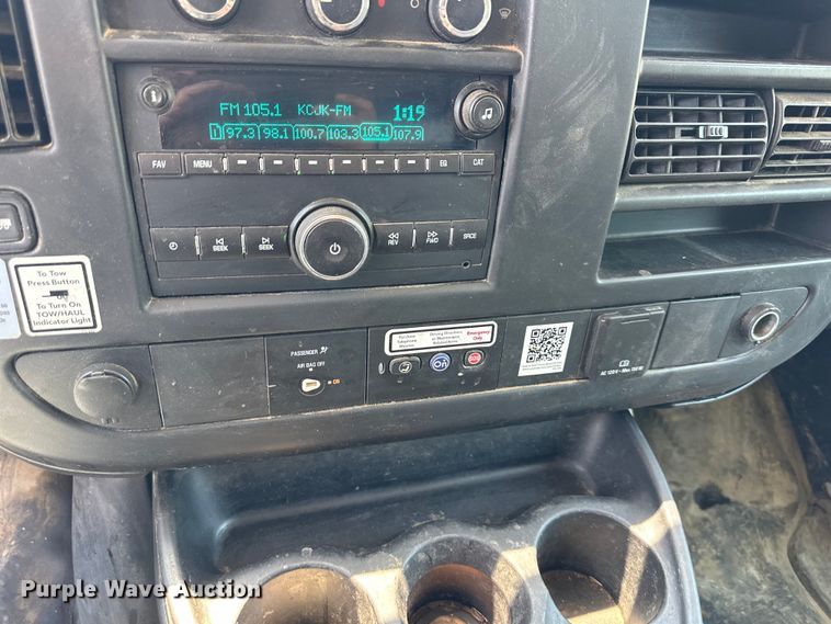 image for item EJ7054 2016 GMC Savana G3500 box truck