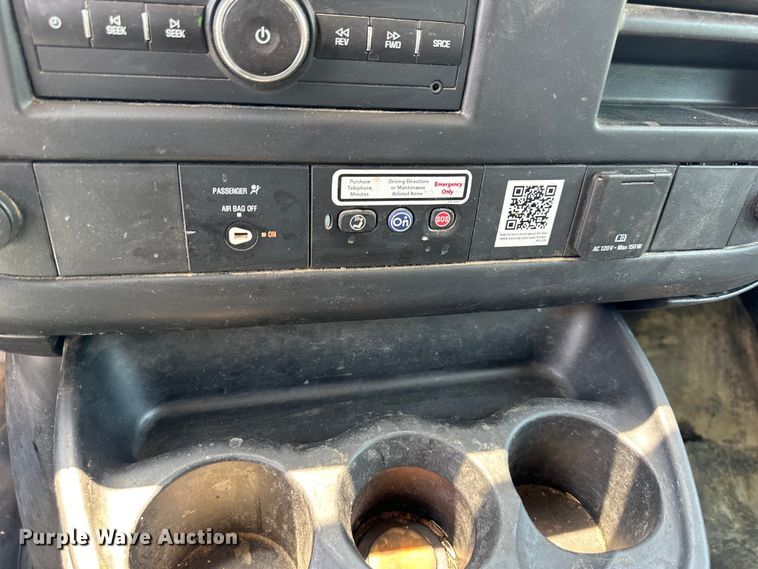 image for item EJ7054 2016 GMC Savana G3500 box truck