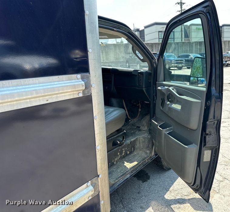 image for item EJ7054 2016 GMC Savana G3500 box truck