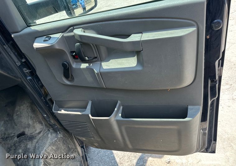 image for item EJ7054 2016 GMC Savana G3500 box truck