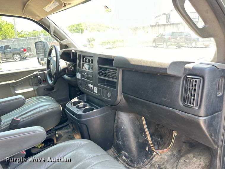 image for item EJ7054 2016 GMC Savana G3500 box truck