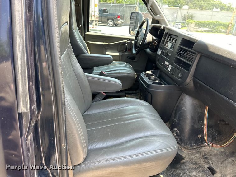 image for item EJ7054 2016 GMC Savana G3500 box truck