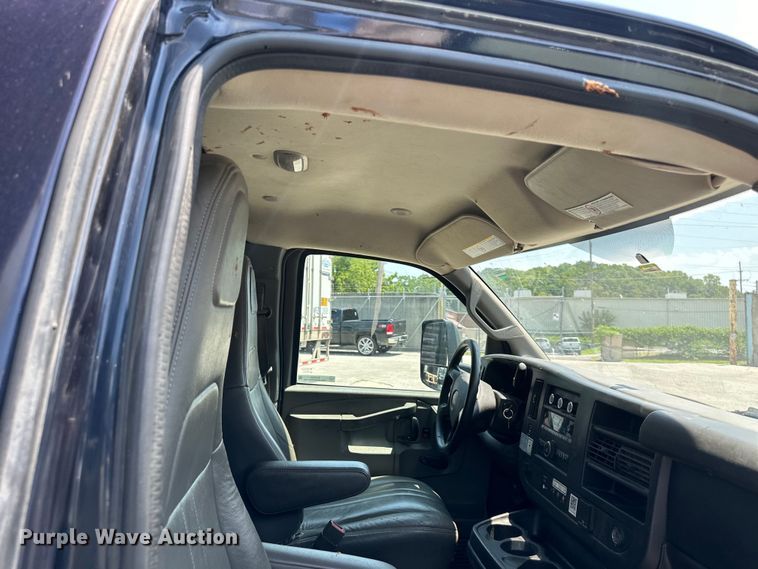 image for item EJ7054 2016 GMC Savana G3500 box truck