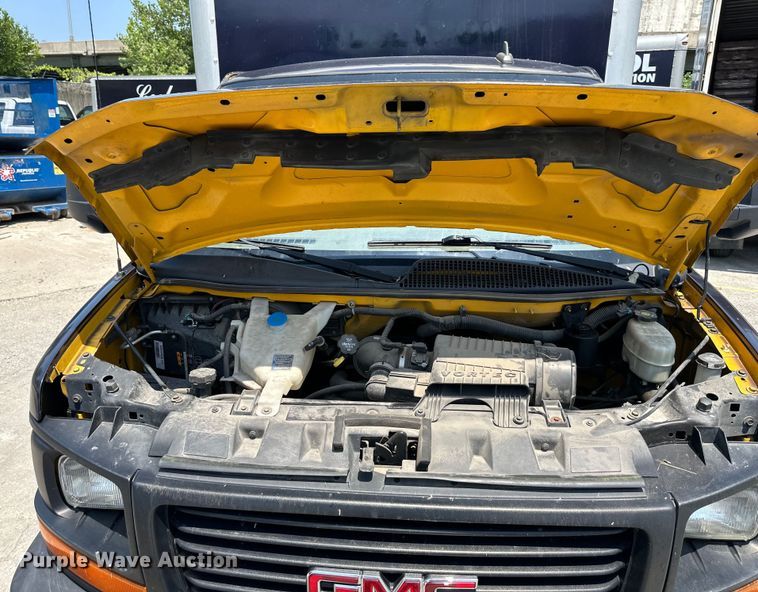 image for item EJ7054 2016 GMC Savana G3500 box truck