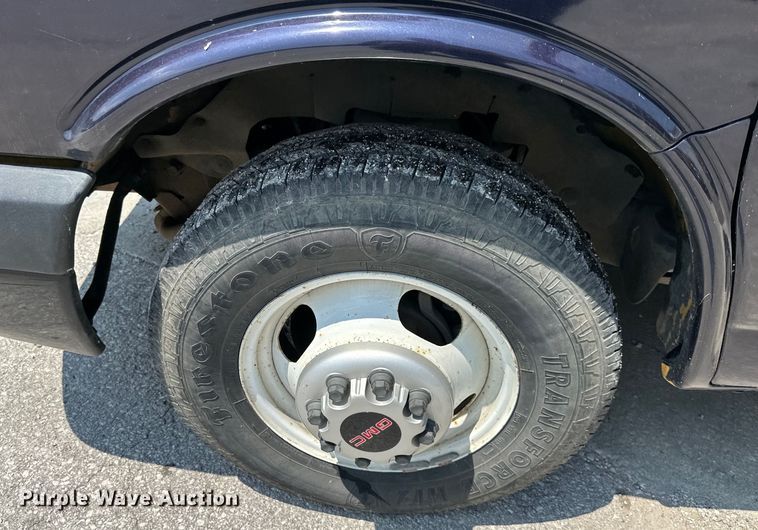 image for item EJ7054 2016 GMC Savana G3500 box truck