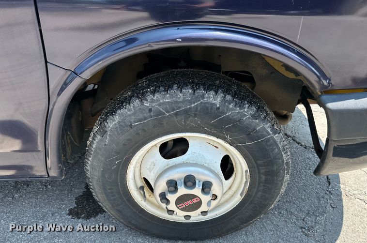 image for item EJ7054 2016 GMC Savana G3500 box truck