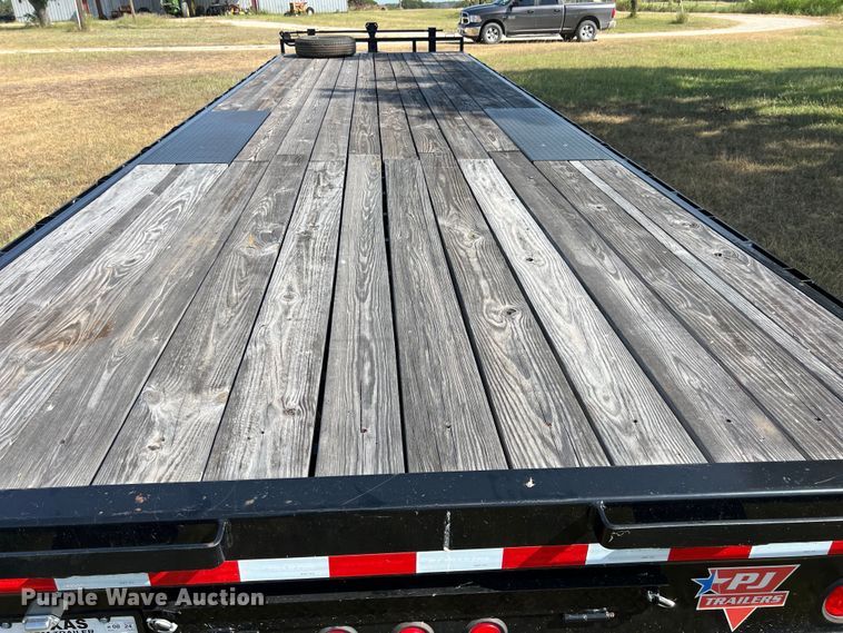 image for item LV9017 2021 PJ Trailer Mfg Co. Deckover F8282 equipment trailer