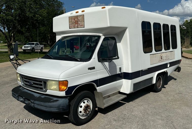 image for item MU9914 2004 Ford E350 Super Duty shuttle bus
