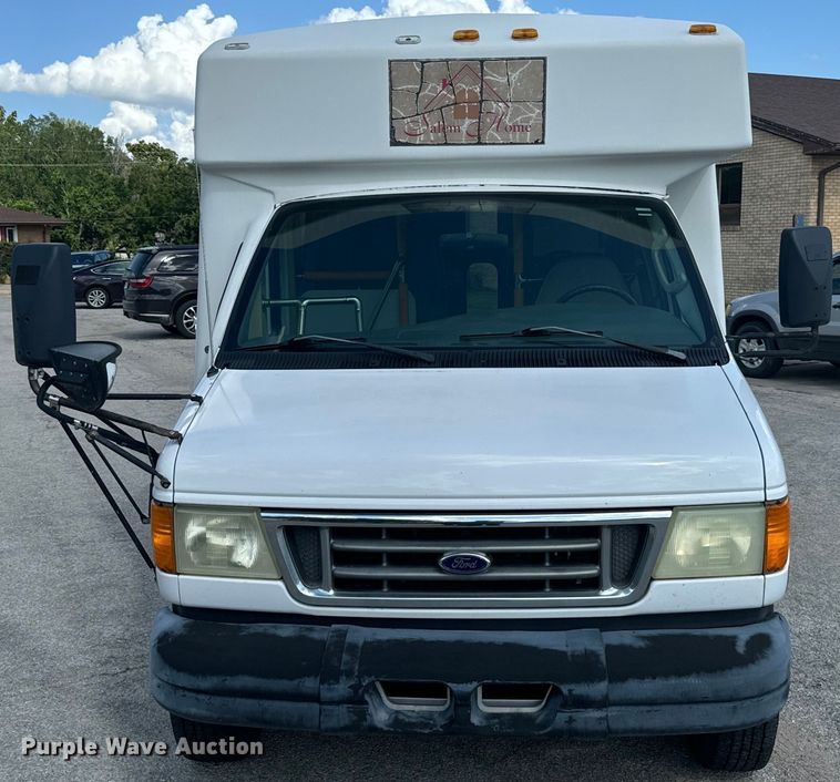 image for item MU9914 2004 Ford E350 Super Duty shuttle bus