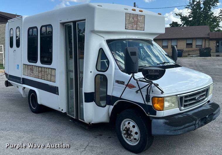 image for item MU9914 2004 Ford E350 Super Duty shuttle bus