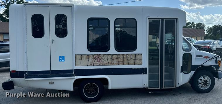 image for item MU9914 2004 Ford E350 Super Duty shuttle bus