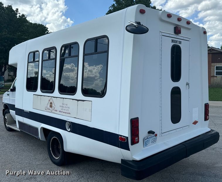 image for item MU9914 2004 Ford E350 Super Duty shuttle bus