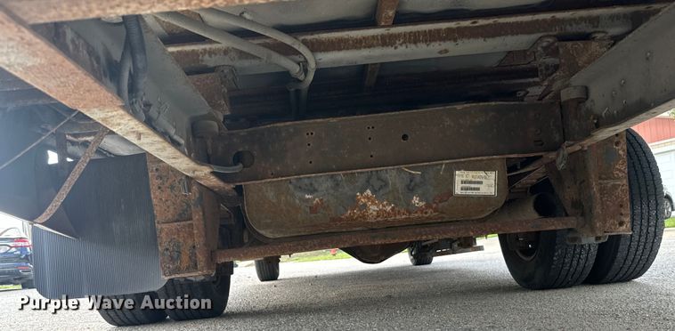 image for item MU9914 2004 Ford E350 Super Duty shuttle bus