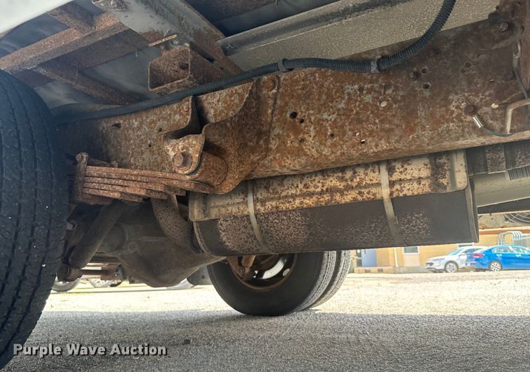 image for item MU9914 2004 Ford E350 Super Duty shuttle bus