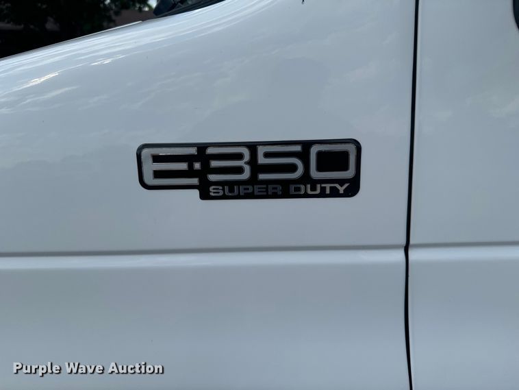 image for item MU9914 2004 Ford E350 Super Duty shuttle bus