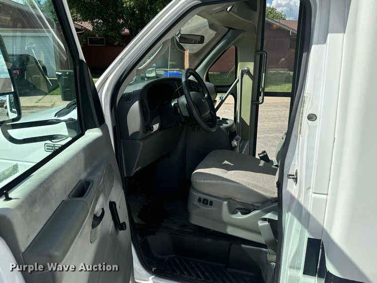 image for item MU9914 2004 Ford E350 Super Duty shuttle bus