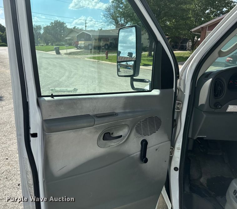 image for item MU9914 2004 Ford E350 Super Duty shuttle bus