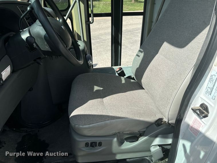 image for item MU9914 2004 Ford E350 Super Duty shuttle bus