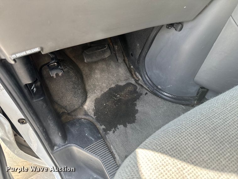 image for item MU9914 2004 Ford E350 Super Duty shuttle bus