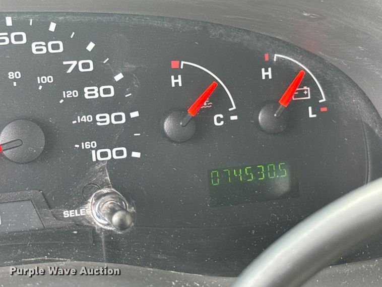 image for item MU9914 2004 Ford E350 Super Duty shuttle bus