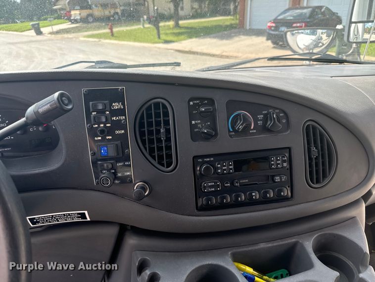 image for item MU9914 2004 Ford E350 Super Duty shuttle bus