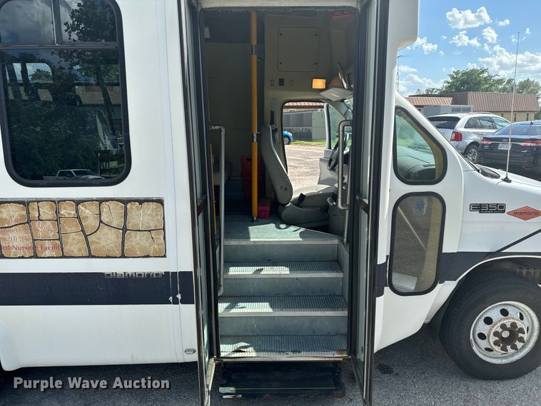 image for item MU9914 2004 Ford E350 Super Duty shuttle bus