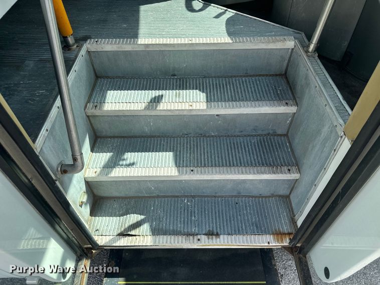 image for item MU9914 2004 Ford E350 Super Duty shuttle bus