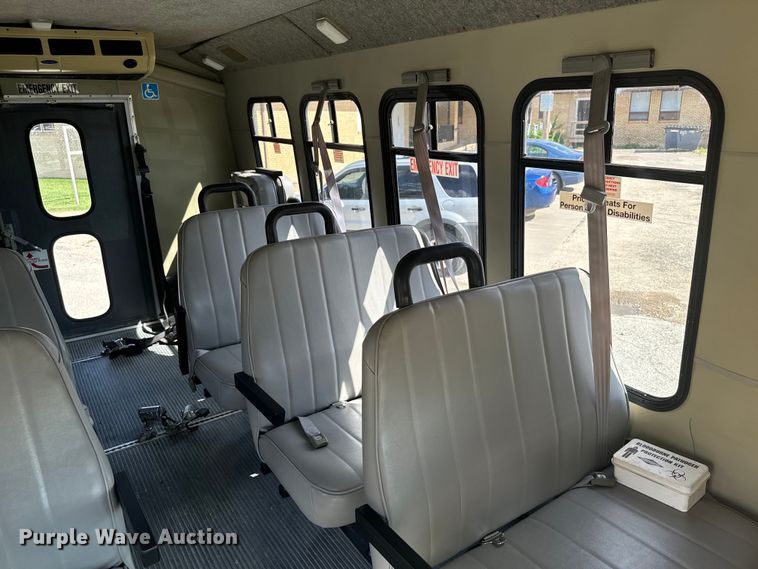 image for item MU9914 2004 Ford E350 Super Duty shuttle bus