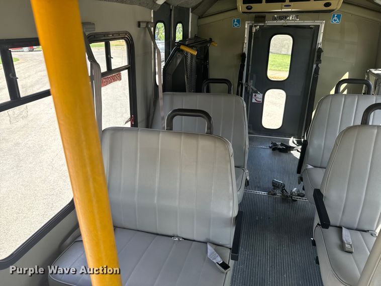 image for item MU9914 2004 Ford E350 Super Duty shuttle bus