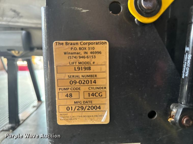 image for item MU9914 2004 Ford E350 Super Duty shuttle bus