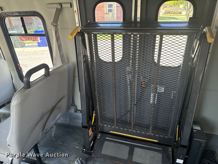 image for item MU9914 2004 Ford E350 Super Duty shuttle bus