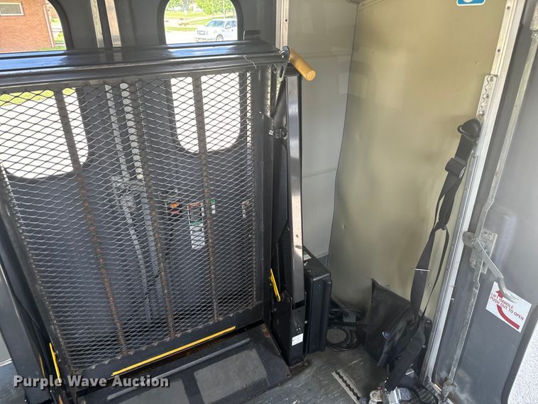 image for item MU9914 2004 Ford E350 Super Duty shuttle bus