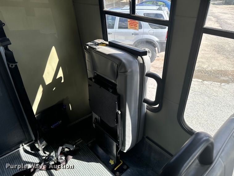 image for item MU9914 2004 Ford E350 Super Duty shuttle bus