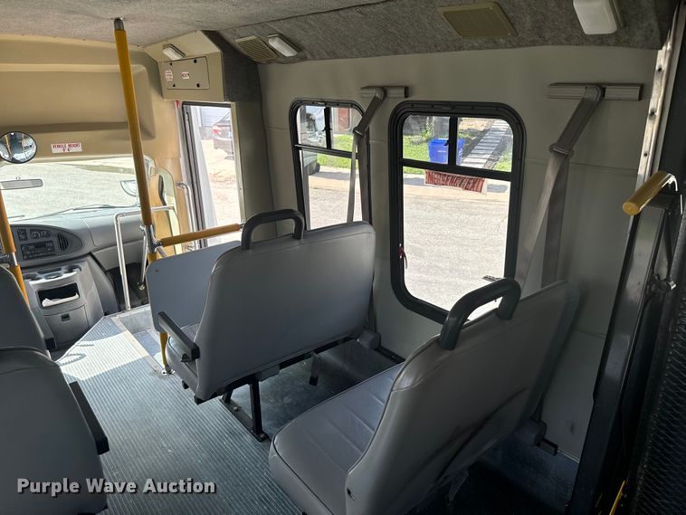 image for item MU9914 2004 Ford E350 Super Duty shuttle bus