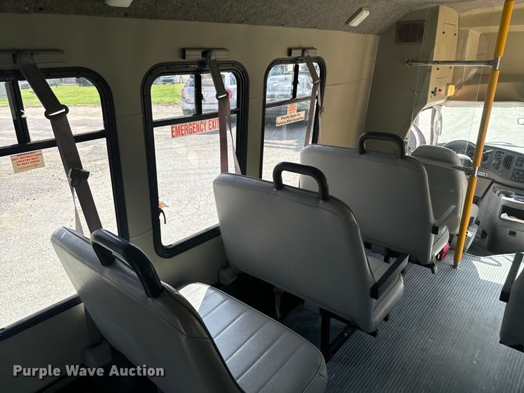 image for item MU9914 2004 Ford E350 Super Duty shuttle bus