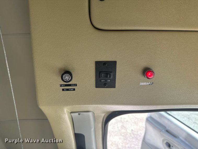 image for item MU9914 2004 Ford E350 Super Duty shuttle bus