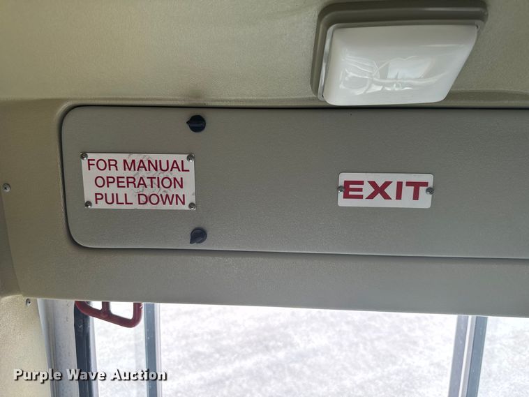 image for item MU9914 2004 Ford E350 Super Duty shuttle bus
