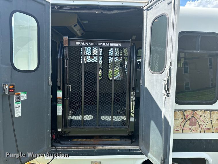 image for item MU9914 2004 Ford E350 Super Duty shuttle bus