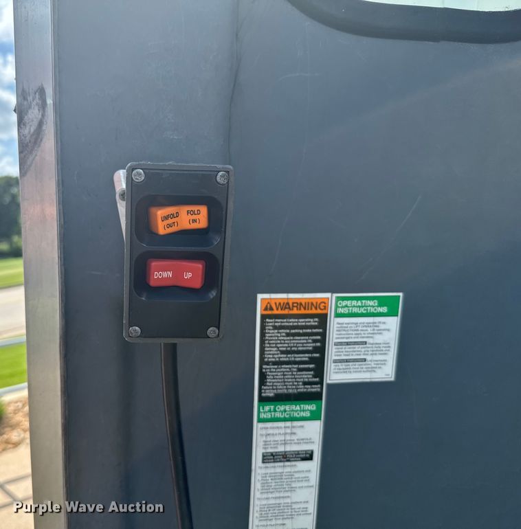 image for item MU9914 2004 Ford E350 Super Duty shuttle bus