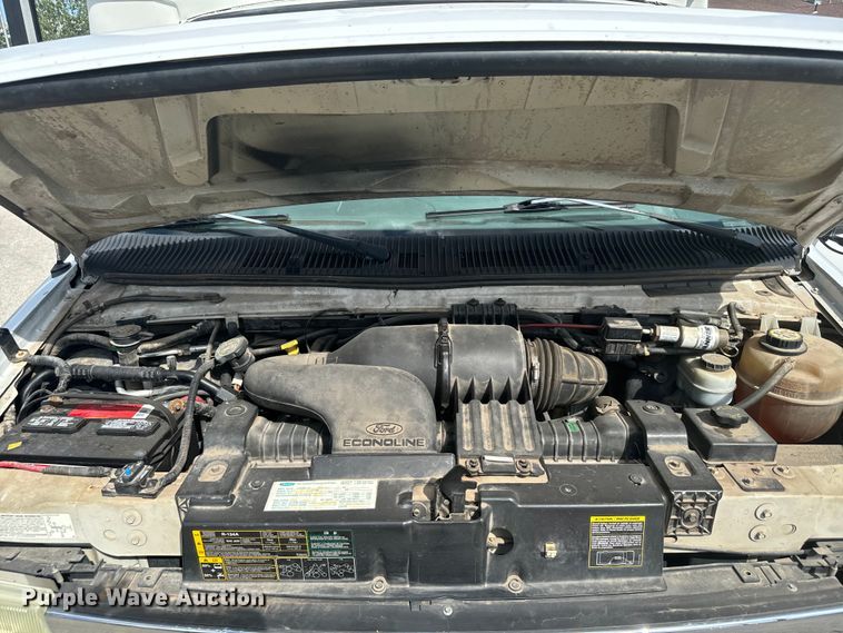 image for item MU9914 2004 Ford E350 Super Duty shuttle bus