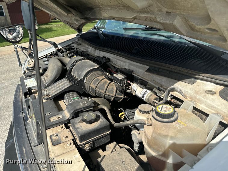 image for item MU9914 2004 Ford E350 Super Duty shuttle bus