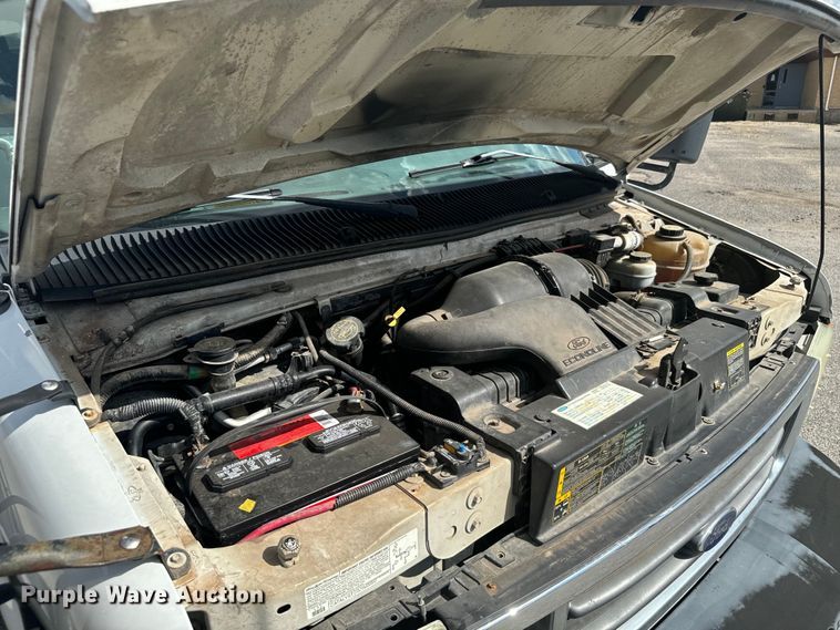 image for item MU9914 2004 Ford E350 Super Duty shuttle bus