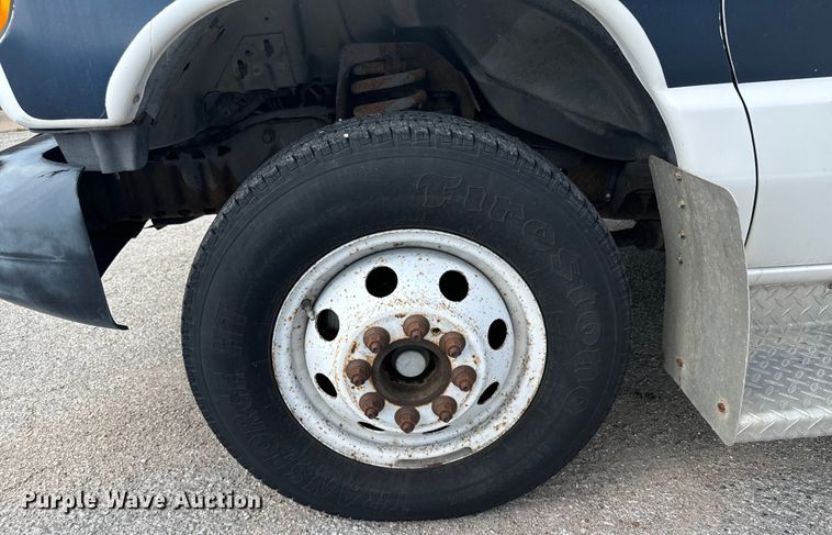 image for item MU9914 2004 Ford E350 Super Duty shuttle bus