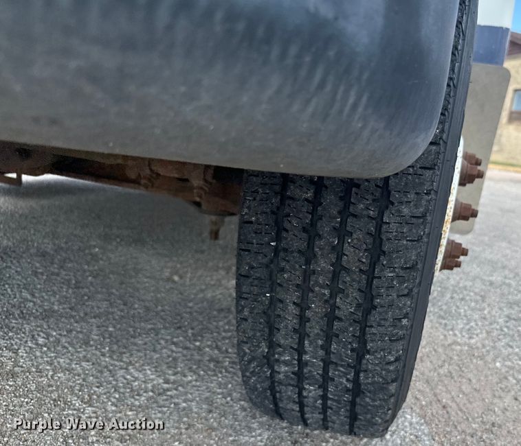image for item MU9914 2004 Ford E350 Super Duty shuttle bus