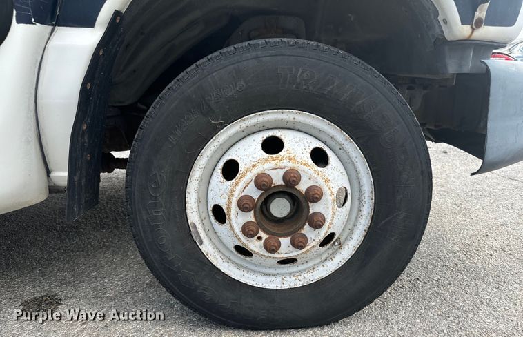 image for item MU9914 2004 Ford E350 Super Duty shuttle bus