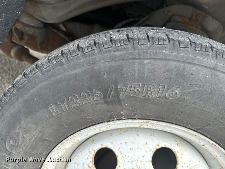 image for item MU9914 2004 Ford E350 Super Duty shuttle bus