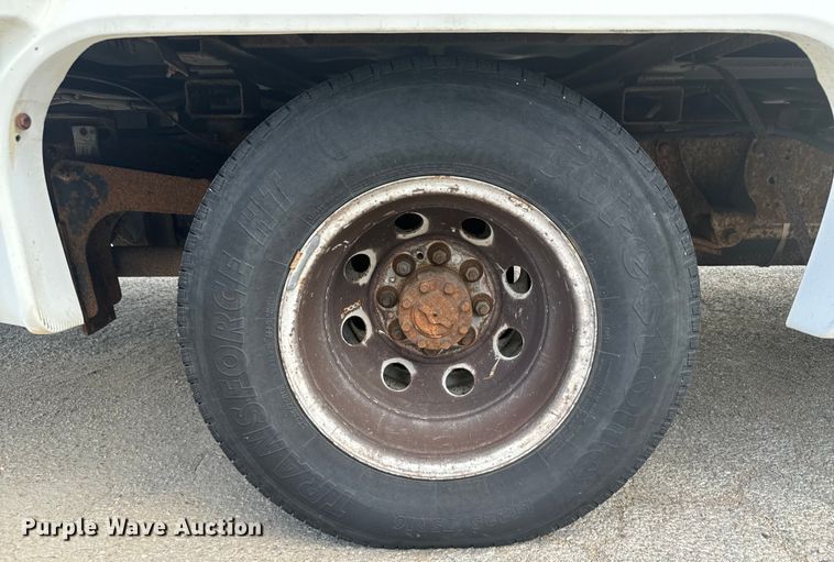 image for item MU9914 2004 Ford E350 Super Duty shuttle bus