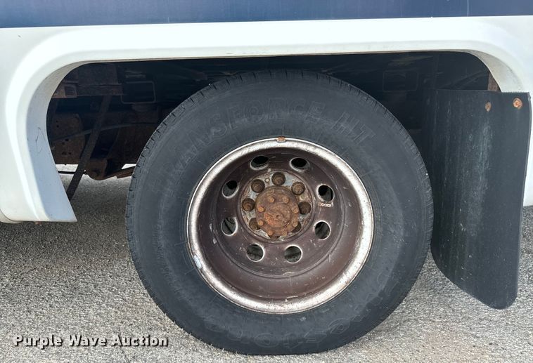 image for item MU9914 2004 Ford E350 Super Duty shuttle bus
