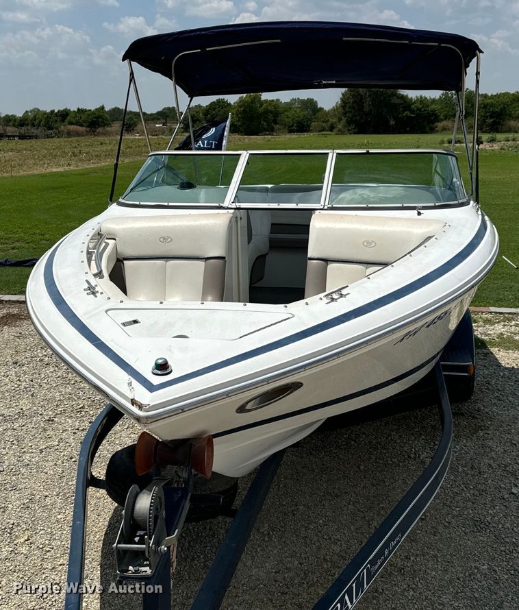 image for item MU9956 2002 Cobalt 226 boat